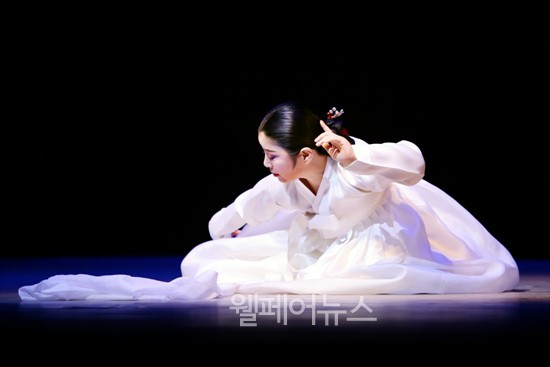 Dancer in floor pose — sakim, the inward composure phase of Korean dance