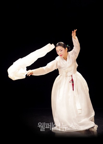 Salpuri — white fabric extended in space, tracing han