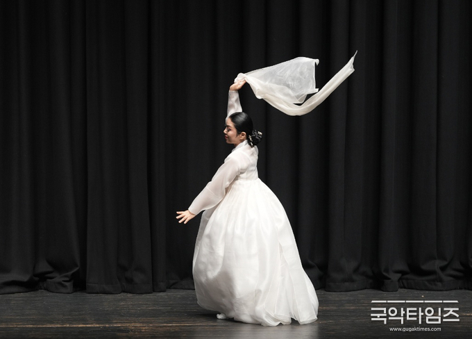 Salpuri dance — white fabric in motion, embodying han and release