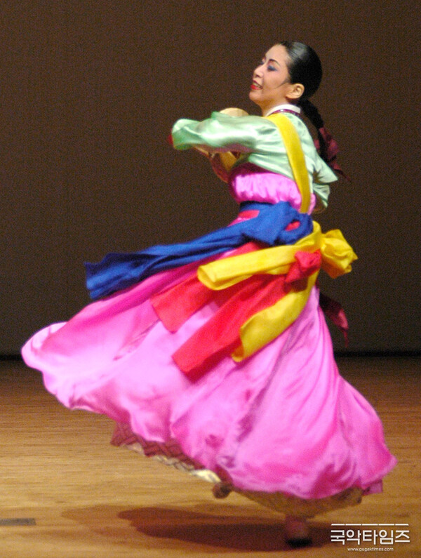 Seungmu — vibrant obangsaek colours in motion